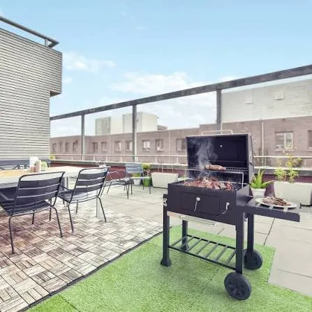 FIERO ASADOR DE CARBÓN DE 24' CON TAPA, NEGRO